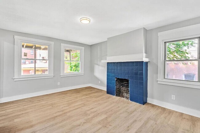 Building Photo - 408 E 8th Ave