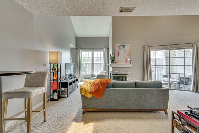 Building Photo - Top Floor Condo with Loft!