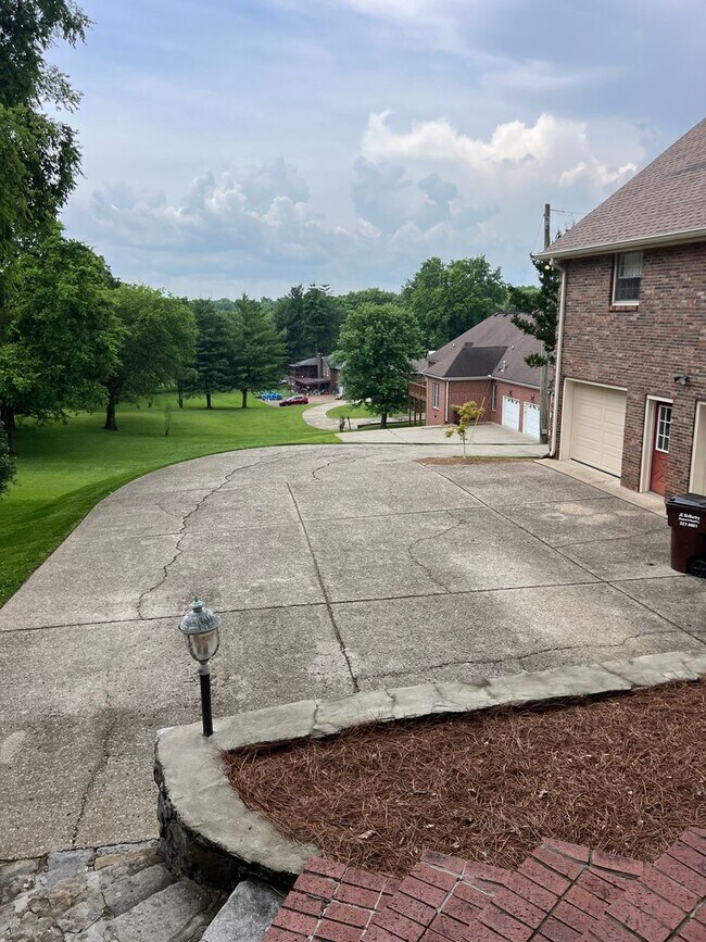 Building Photo - Single Family Home on almost an acre, 4 be...