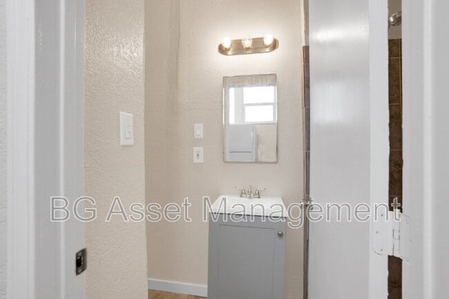 Building Photo - 916 Marin St