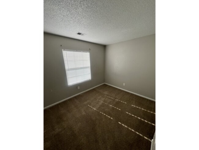 Building Photo - Light and bright three bedroom charming ho...