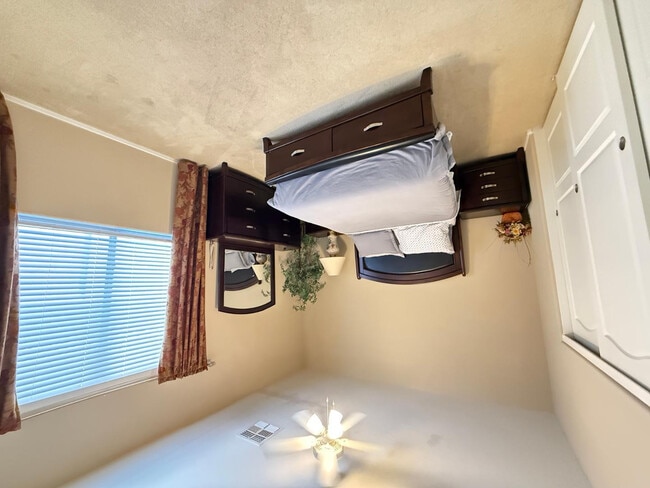 Building Photo - 1928 W Spur Dr