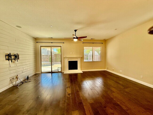 Building Photo - Beautiful home is available NOW
