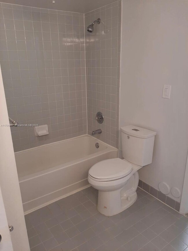 Building Photo - 2881 N Oakland Forest Dr