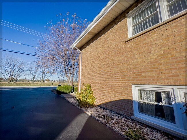 Building Photo - 7421 Roberts Rd