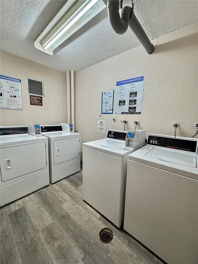 Building Photo - 1300 NE Miami Gardens Dr