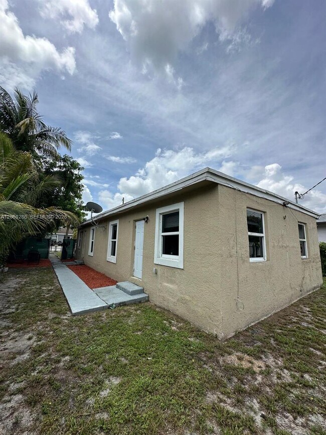 Building Photo - 728 SW 6th St