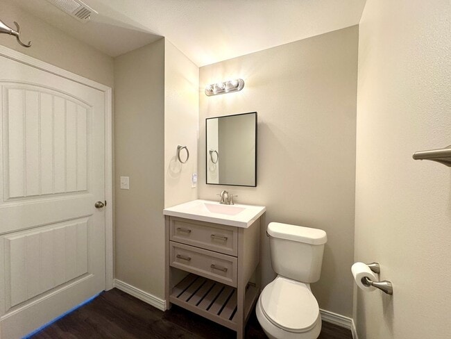 Building Photo - 2 Bedroom/2 Bathroom Triplex Unit in Southside