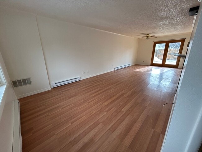 Building Photo - 3 Bed 1.5 Bath Townhome In Excellent Neighborhood