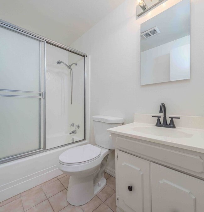 Building Photo - SPACIOUS 2 Bed Townhouse in Garden Grove