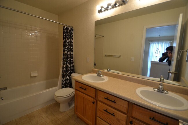 Building Photo - Beautiful 4 Bedroom Home Available Now!