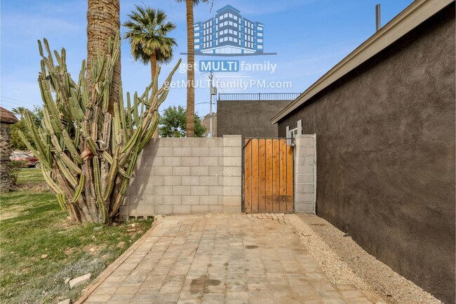 Building Photo - 1006 E Pasadena Ave