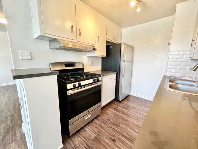 Building Photo - 5640 S La Brea Ave