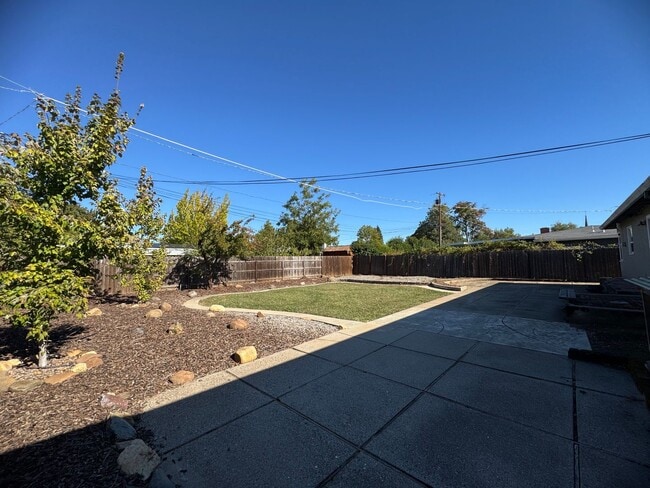 Building Photo - Charming Home w/ Large Yard - Available SOON