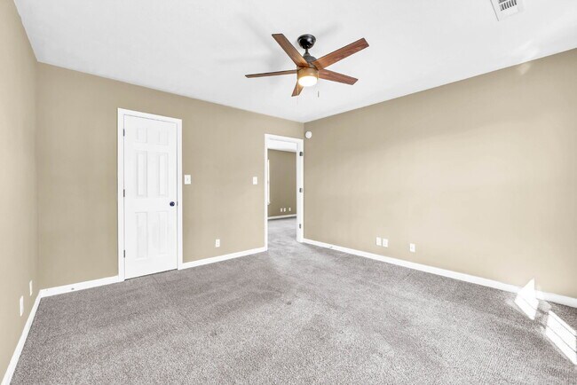 Building Photo - Amazing 3 bedroom 2 bathroom close to Fort...