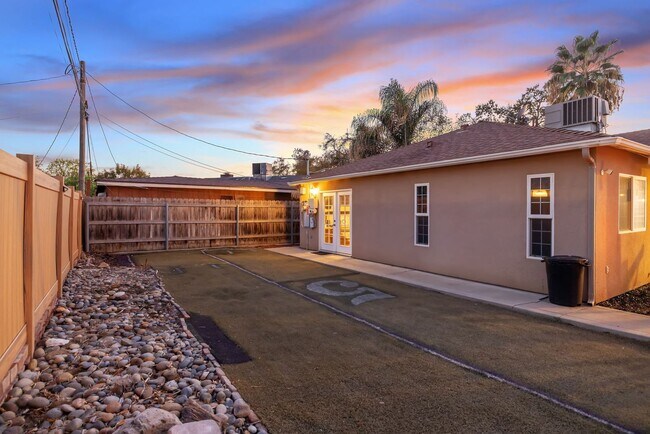 Building Photo - 3 bedroom 2 bath with Pool and Solar