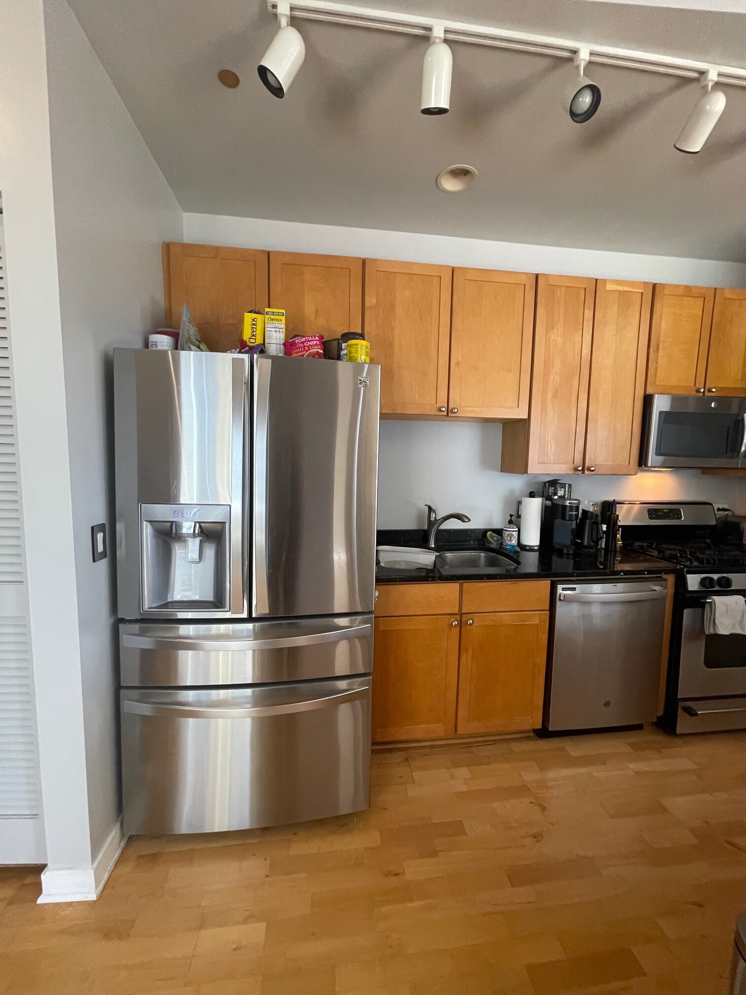 Kitchen - 720 N Larrabee St Unit 1707