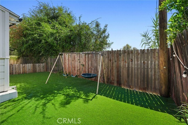Building Photo - 18433 Tarzana Dr