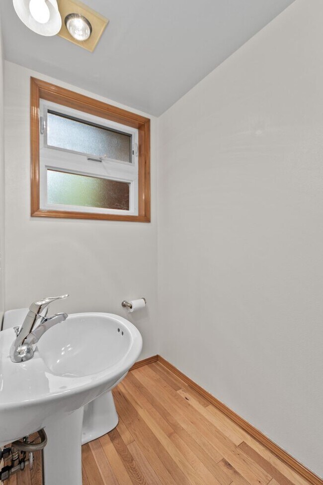 Building Photo - 3bd/2.5ba Seattle House