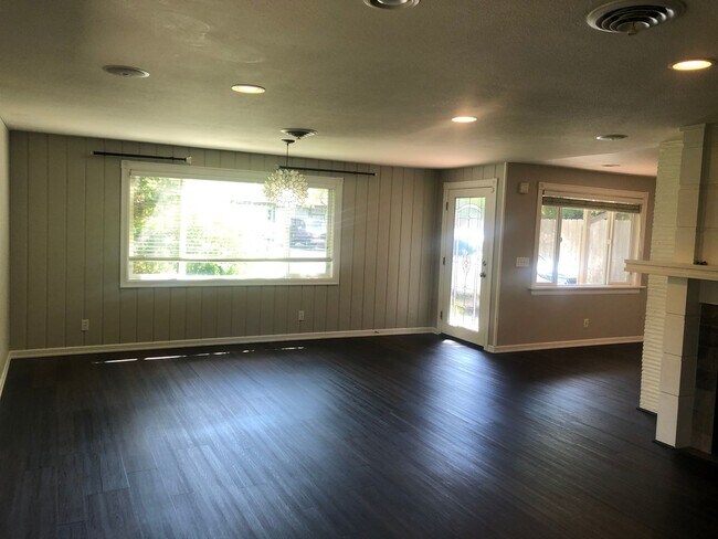 Building Photo - Darling 3 bedroom bungalow in Ferry St Bridge neighborhood!  MOVE IN SPECIAL!