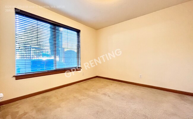 Building Photo - 1029 NE 123rd St