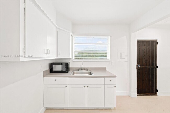 Building Photo - 119 NE 56th St