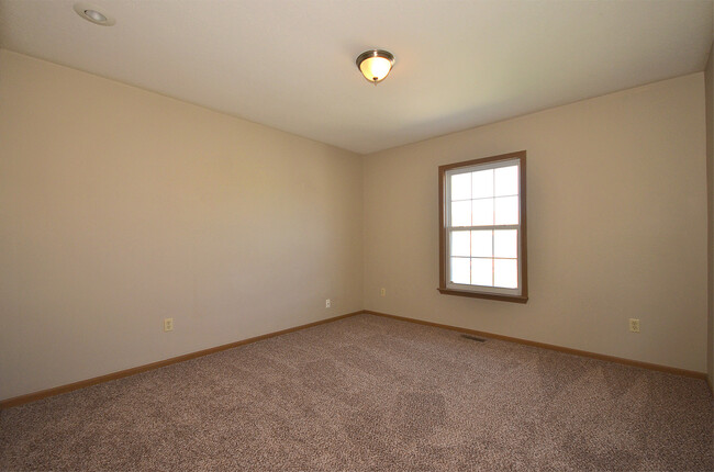 Building Photo - 2 Bed, 2 Bath Platte City Duplex with 2 ca...