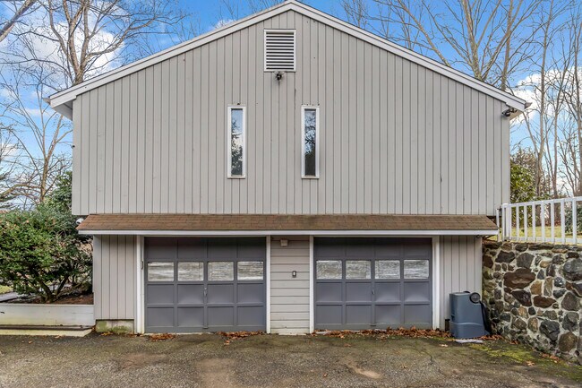 Building Photo - 520 Walnut Tree Hill Rd