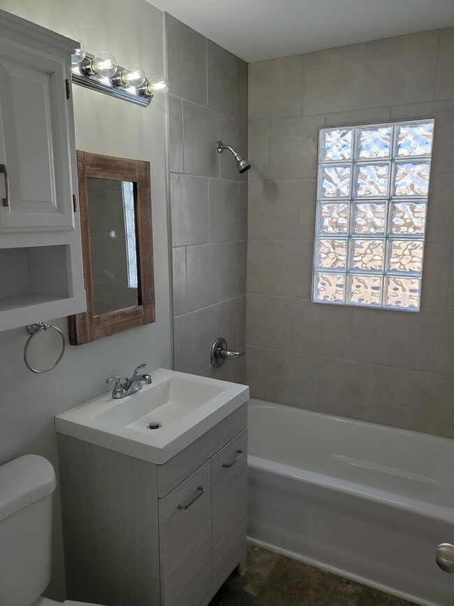 Building Photo - Like New 3 bedroom 1.5 bath  Ranch Near Kellogg and Rock