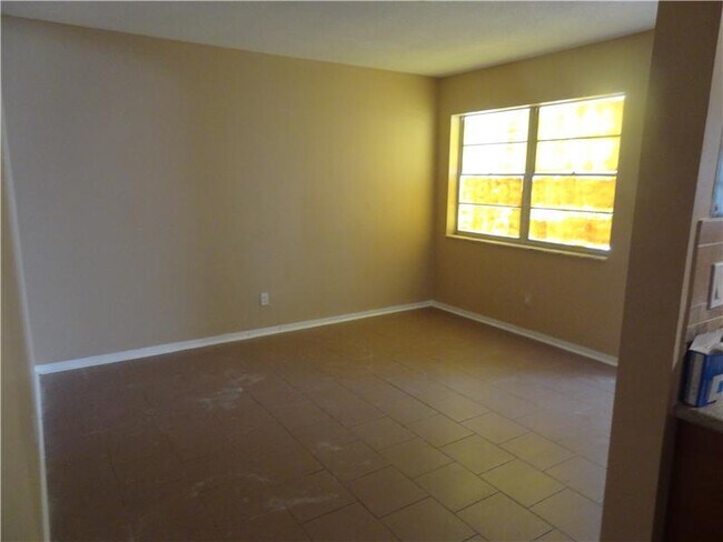 Building Photo - 6120 SW 48th Ct
