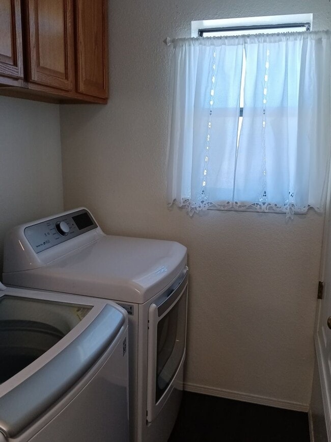 Building Photo - 3 Bedroom, 1 Bathroom Home! Schedule a Showing Soon!