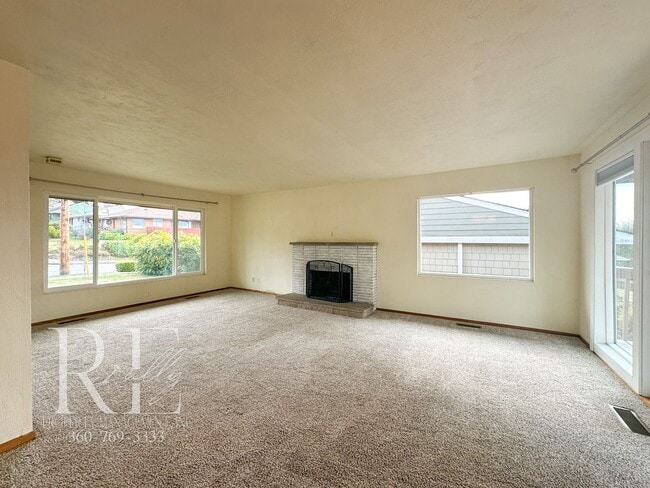 Building Photo - Enjoy Breathtaking Sunsets in the Heart of Manette