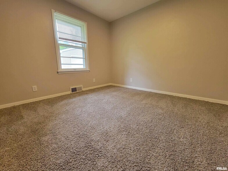 Building Photo - 2617 W Kansas St