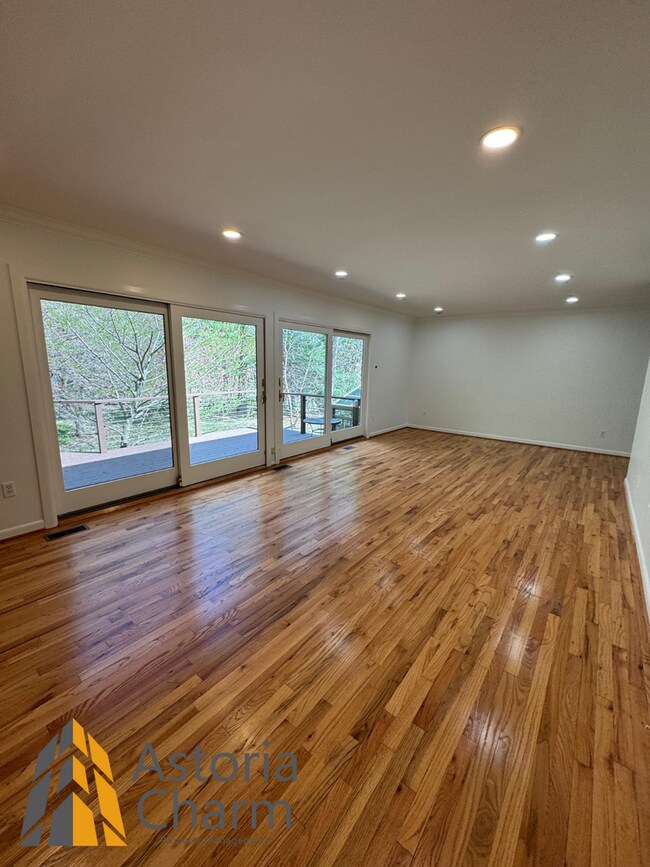 Building Photo - Spacious 5 Bedroom 3 Bath + Den Single Family Detached Home