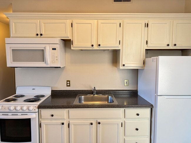 Building Photo - Charming One-Bedroom Apartment in Downtown Lancaster