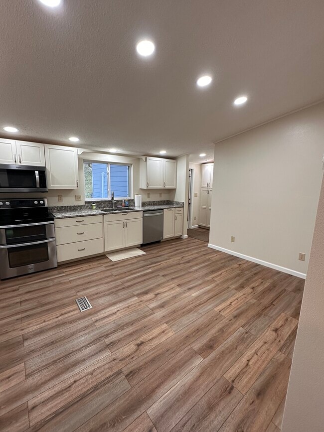 Building Photo - 304 Carson Elliott Dr