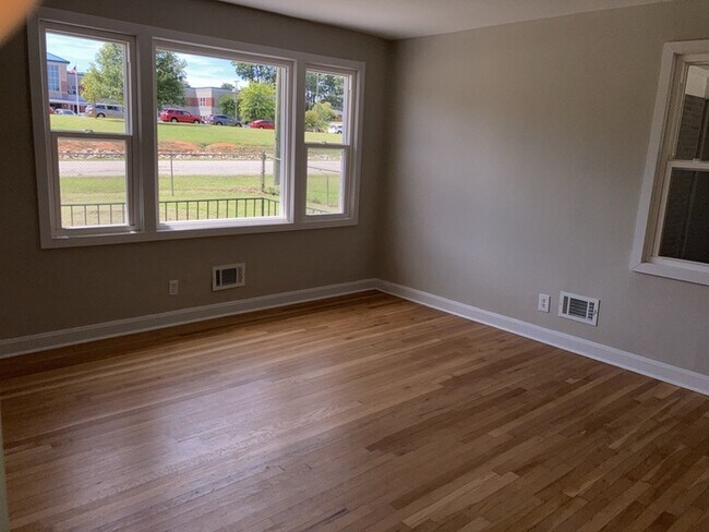 Building Photo - 5 Monaview St