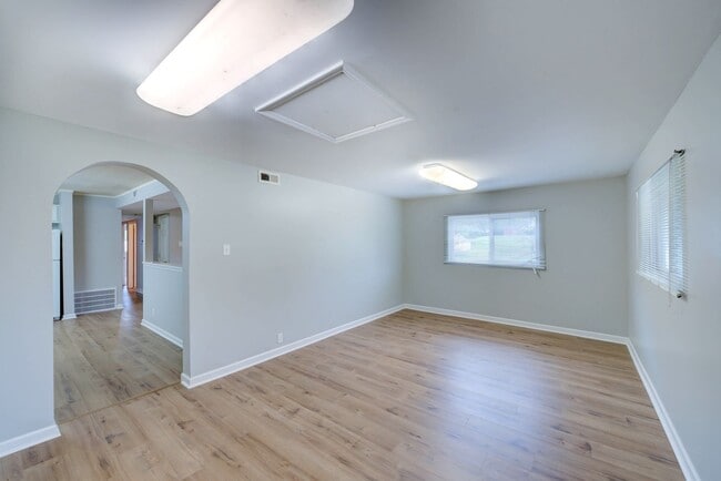 Building Photo - Dog Friendly 3 Bed 1 Bath Ranch Home With ...