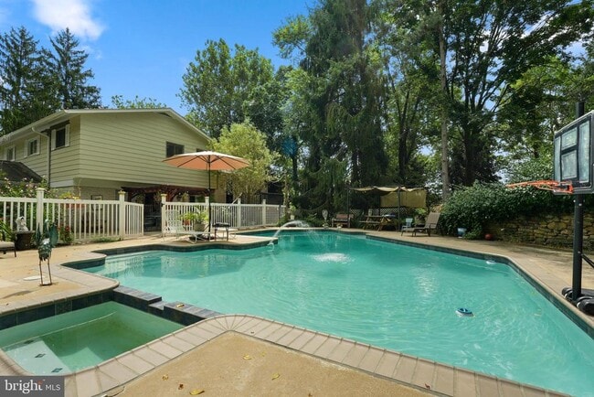 Building Photo - 5400 Woodlyn Ct