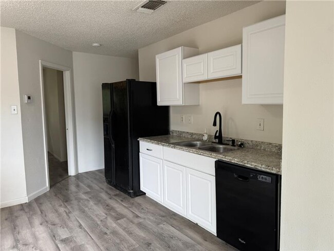 Building Photo - Beautiful and Stylish 3 bedroom & 2 bathroom