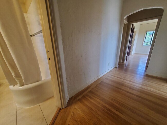 Building Photo - Top Floor Rockridge Two Bedroom Condo with...