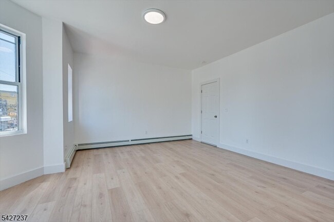 Building Photo - 520 E Jersey St