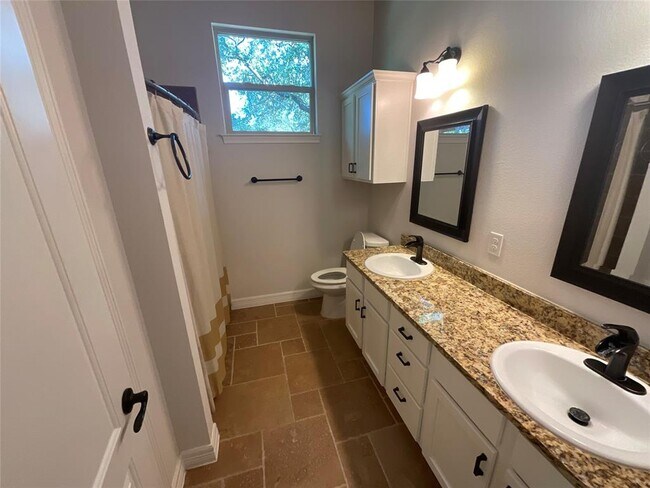 Building Photo - 313 Bedford Dr