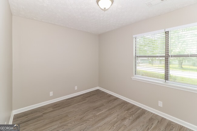 Building Photo - 3470 Valley Oaks Rd