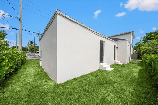 Building Photo - 4746 NW 10th Ave