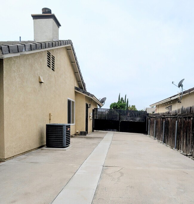 Building Photo - 2524 Plaza Serena Dr