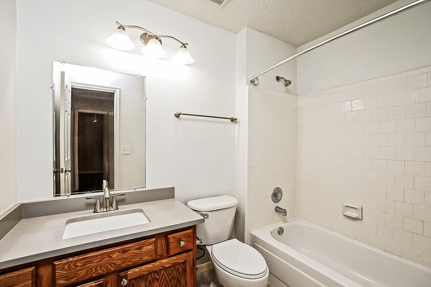 Building Photo - 3909 Spring Meadow Dr