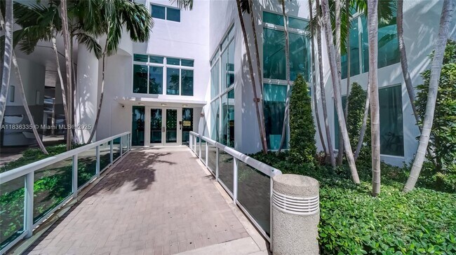 Building Photo - 1800 N Bayshore Dr
