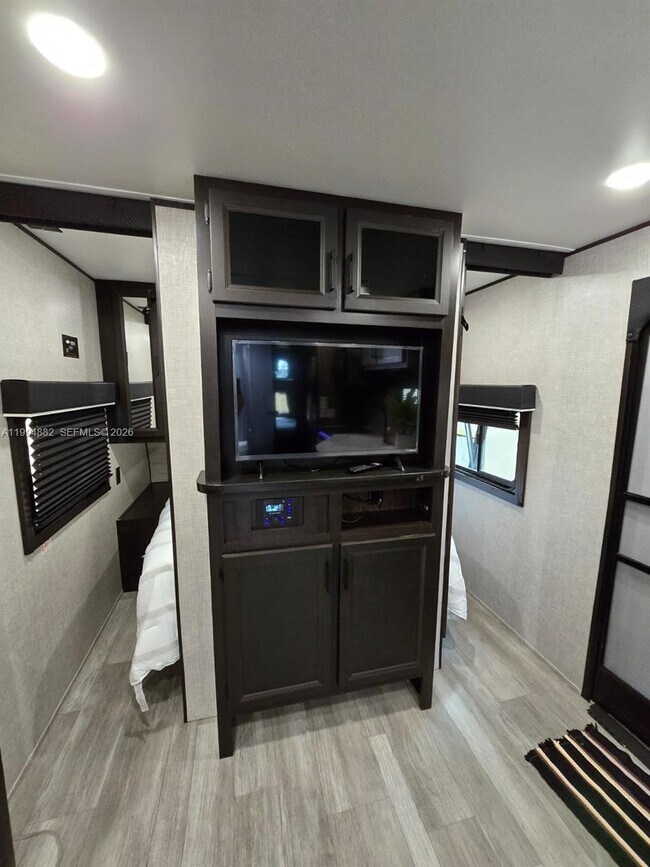 Building Photo - 604 SE 12th Ter