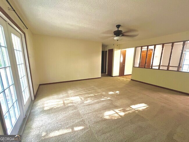 Building Photo - 204 Tanglewood Dr